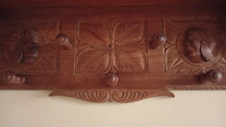 Perchero de madera tallada