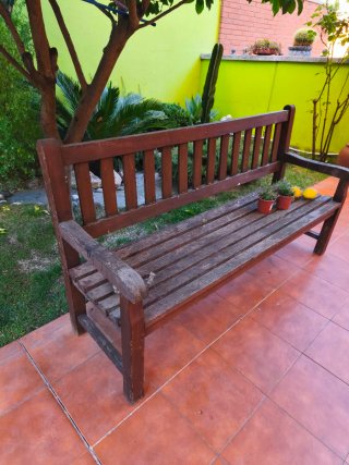 Banco de madera tratada exterior