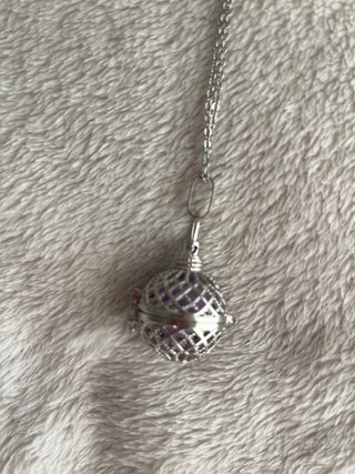 Collar con colgante de bola y piedras moradas