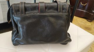 Borsa in pelle nera con dettagli multicolor