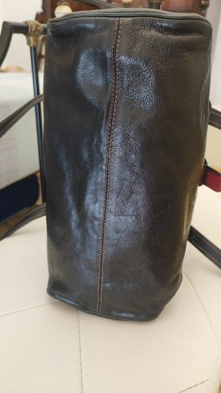 Borsa in pelle nera con dettagli multicolor