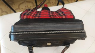 Borsa in pelle nera con dettagli multicolor