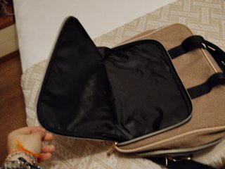 Funda portátil beige y marrón.