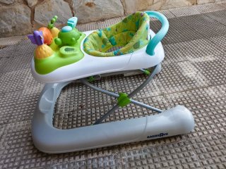 Tacatá para bebé con juegos. Antivuelco