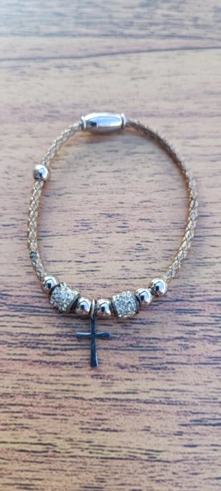 Pulsera Pandora con cruz y cierre magnético