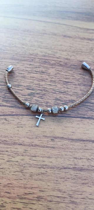 Pulsera Pandora con cruz y cierre magnético