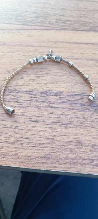 Pulsera Pandora con cruz y cierre magnético