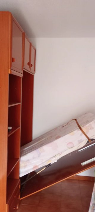 Mueble cama de madera marrón