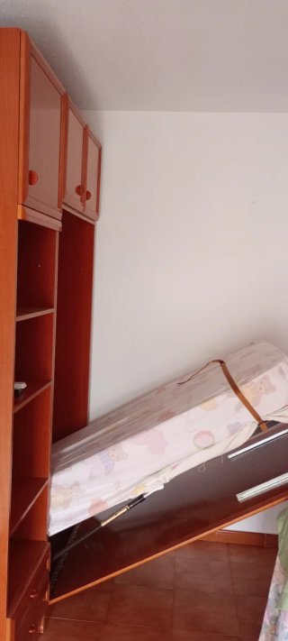 Mueble cama de madera marrón