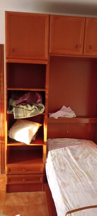 Mueble cama de madera marrón