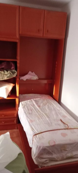 Mueble cama de madera marrón