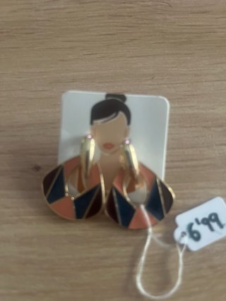 Pendientes dorados con diseño geométrico