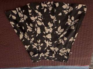 Falda estampada floral verdosa y beige