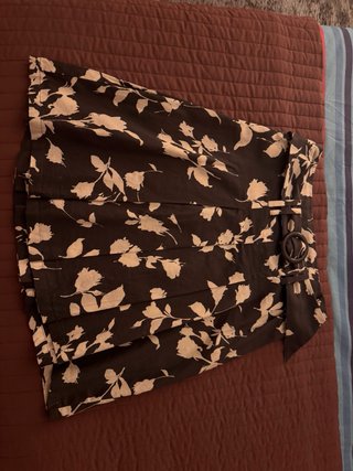 Falda estampada floral verdosa y beige