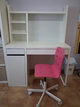 Escritorio juvenil blanco con estantería