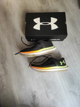 Zapatillas Under Armour Negras y Naranja