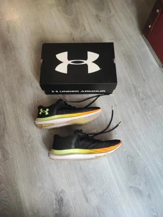 Zapatillas Under Armour Negras y Naranja