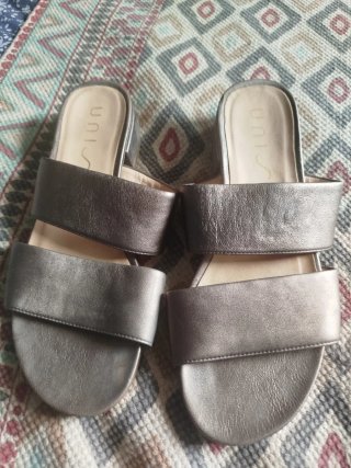 Sandalias  piel Unisa grises y plateadas
