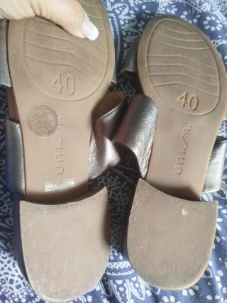Sandalias  piel Unisa grises y plateadas
