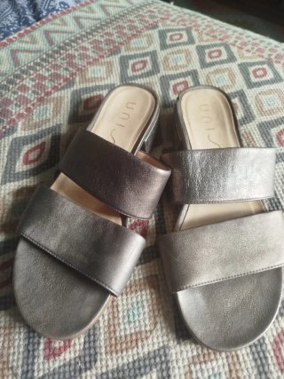 Sandalias  piel Unisa grises y plateadas