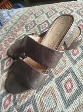 Sandalias  piel Unisa grises y plateadas