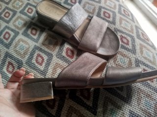 Sandalias  piel Unisa grises y plateadas