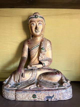 Estatua Buda Dorada Decorada