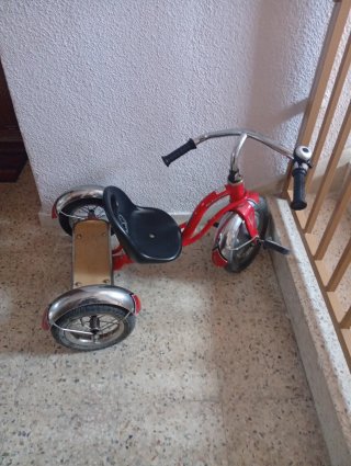 Triciclo clásico rojo