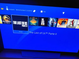PS4 Slim 1TB 6.72 + 2 mandos (negro y rojo)