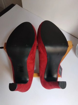 Zapatos de tacón burdeos Chalada