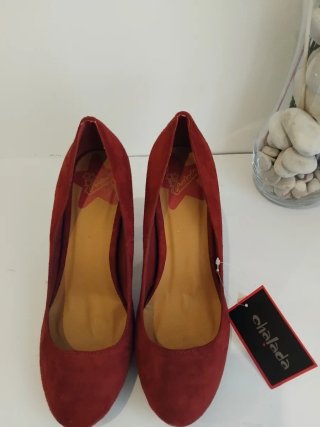 Zapatos de tacón burdeos Chalada