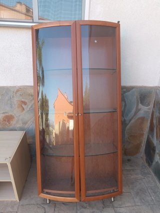 Vitrina de cerezo con puertas de cristal