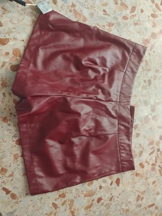 Pantalón corto cuero burdeos