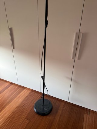 Lámpara de pie Ikea Negra y Blanca