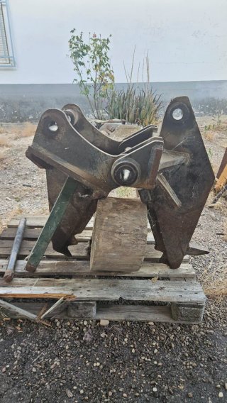 Pinza corta-leña para retroexcavadora