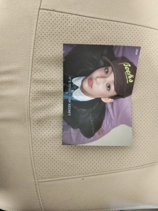 Póster ILLIT Iroha Mini Album Bomb
