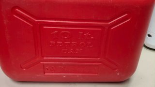 Bidón de combustible rojo