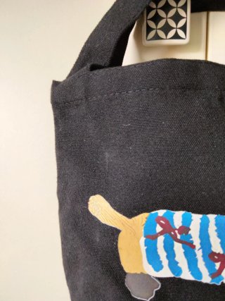 Bolsa tote negra con perro salchicha