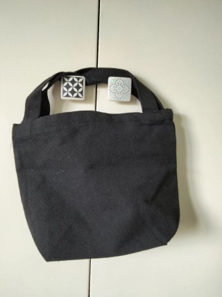 Bolsa tote negra con perro salchicha