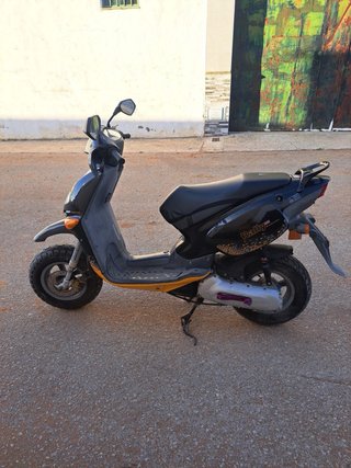 Aprilia Rally Scooter 49cc Negra y Amarilla