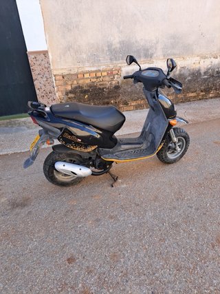 Aprilia Rally Scooter 49cc Negra y Amarilla