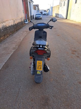 Aprilia Rally Scooter 49cc Negra y Amarilla