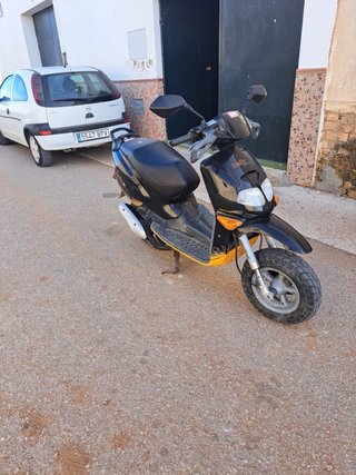 Aprilia Rally Scooter 49cc Negra y Amarilla