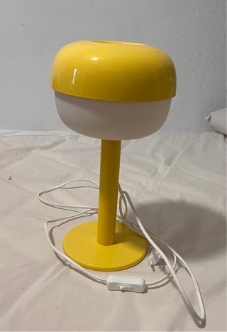 Lámpara de mesa amarilla y blanca