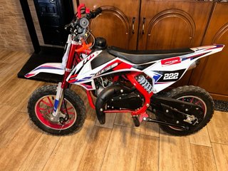 Moto infantil roja y blanca