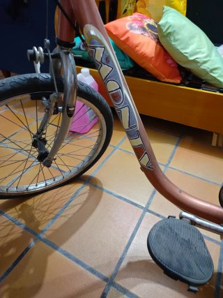 Bicicleta de tres ruedas con cesta para reparar
