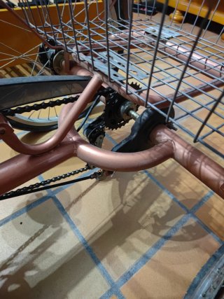 Bicicleta de tres ruedas con cesta para reparar