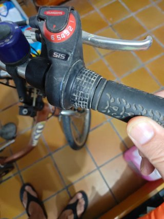 Bicicleta de tres ruedas con cesta para reparar