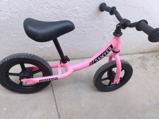 Bicicleta sin pedales rosa Sawyer