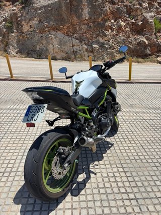 Kawasaki Z900 Naked Blanca y Verde